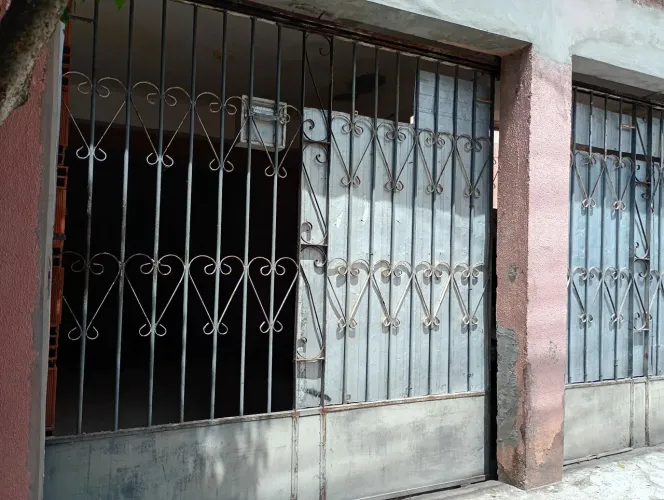 Portão de correr, com barras de ferro 18"