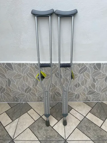 Par de muleta axilar até 130 kg toda em alumínio reforçado com regulagem de altura.