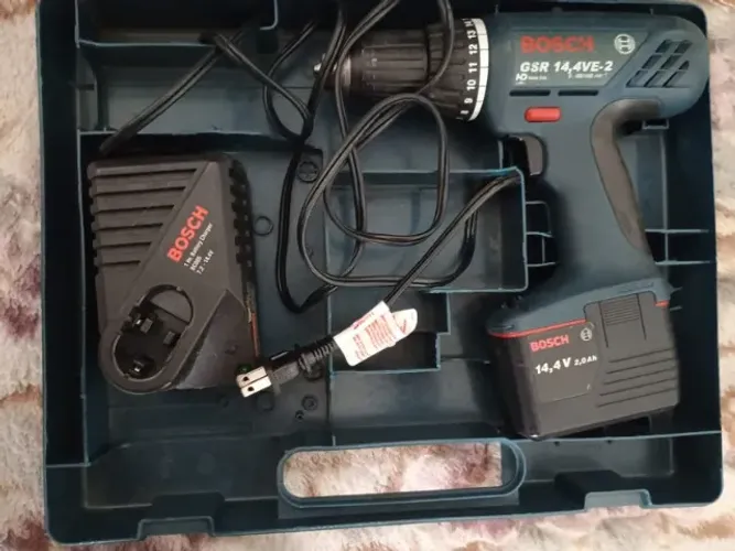 Furadeira/ Parafusadeira Bosch Gsr 14,4-2 / Com Carregador