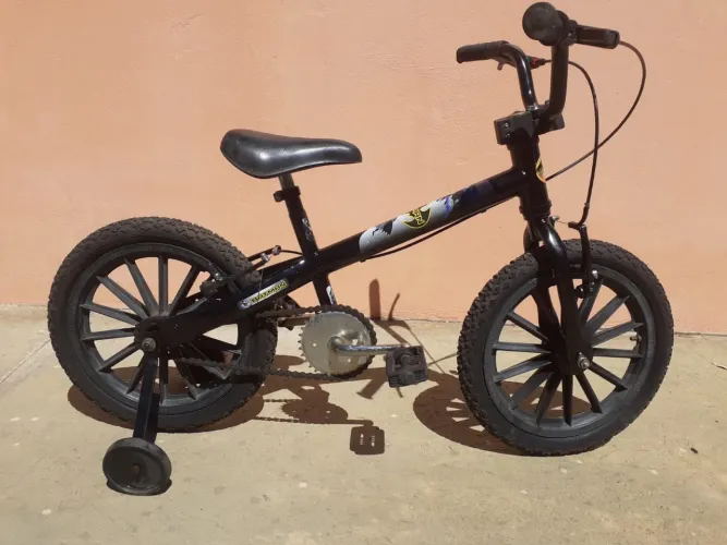 Vendo bicicleta aro 16 infantil Batman com rodinhas