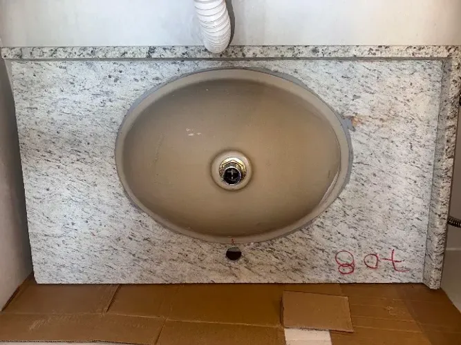 Bancada de cozinha com torneira
