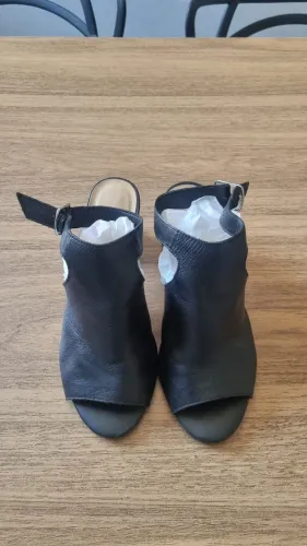 Sandalia salto de couro preto bottero n36
