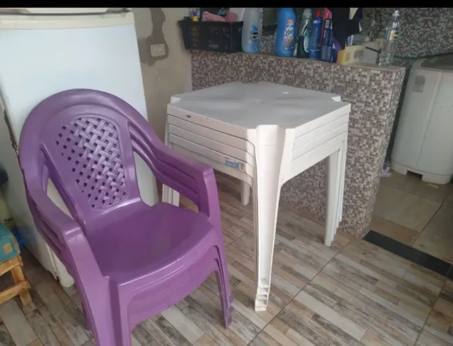 Vendo mesas e cadeiras de plástico, tacho de pastel