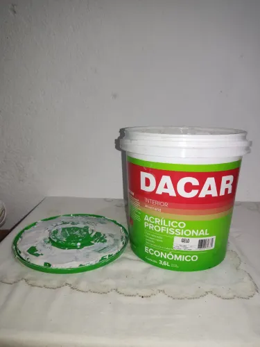 Meio balde de tinha de 3,6. Deve ter 1,8L de tinta bruta para diluir
