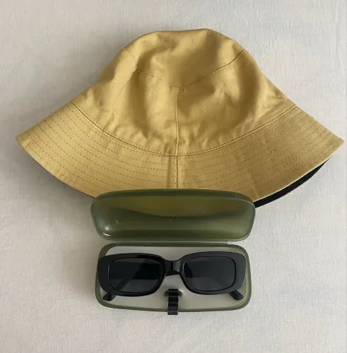 Bucket e óculos de sol 