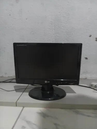 Um monitor LG de 15 polegadas