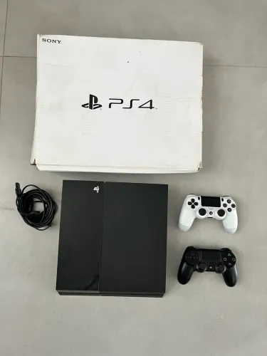 Playstation 4 (c/ 2 controles)