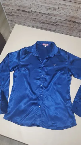 Vendo camisa feminina de seda azul seminova Tam M