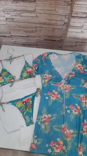Lindo conjunto com Biquine verde floral e saída de banho longa. Seminovo Tam G