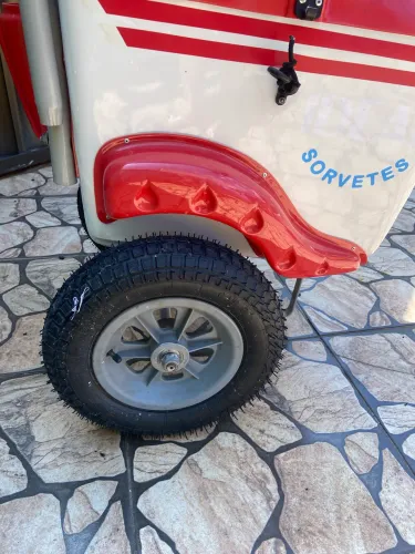 Carrinho de sorvete da marca Thermototal, em excelente estado de conservação 