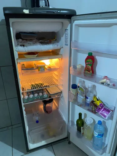 Vendo geladeira usada, pequena, em ótimas condições. Gela muito bem!