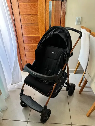 Kit carrinho de bebê + banheira com trocador da Burigotto