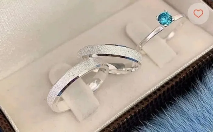 Par de Alianças Fosqueada 4mm e Anel Pedra Azul ou Cristal