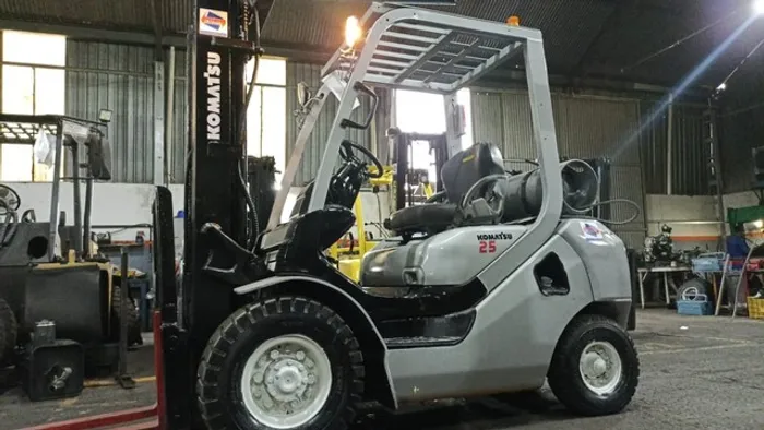 Empilhadeira Komatsu FG25 2016 triplex deslocador Revisada 