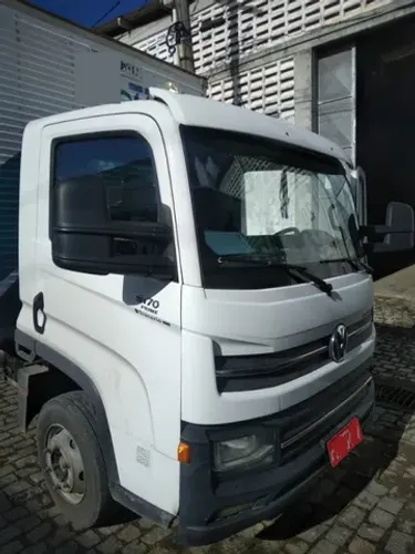 Caminhão Volkswagen Delivery 9170 baú com prancha elevatória