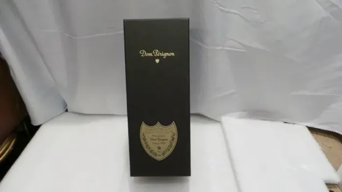 Caixa vazia da champagne don pérignon ano 2010 apenas a caixa vazia!!!!!!