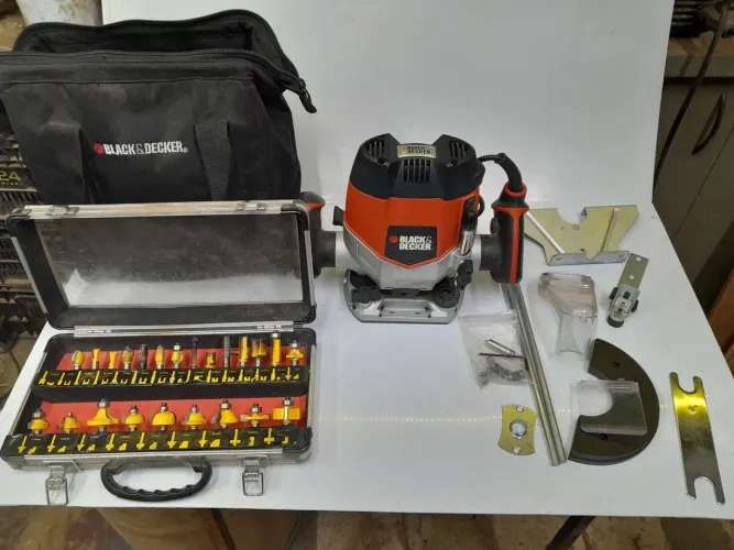 TUPIA DE COLUNA BLACK DECKER 127V 1200W acompanhada acessórios e 23 fresas