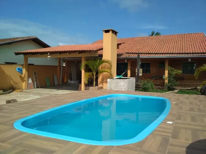 casa para locação em guaratuba com piscina.