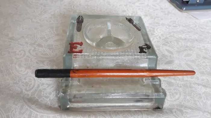 Antiguidade. Porta Canetas com Tinteiro. Muito Antigo e com Caneta. Vintage.