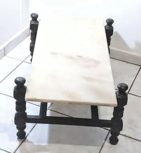 Mesa de Centro Vintage, estilo Colonial pés em madeira pintura preta, tampo mármore branco