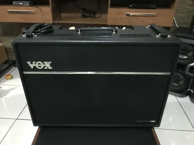 VOX VT120+ 150W RMS pré valvulada estado de nova  R$. 4.000,00