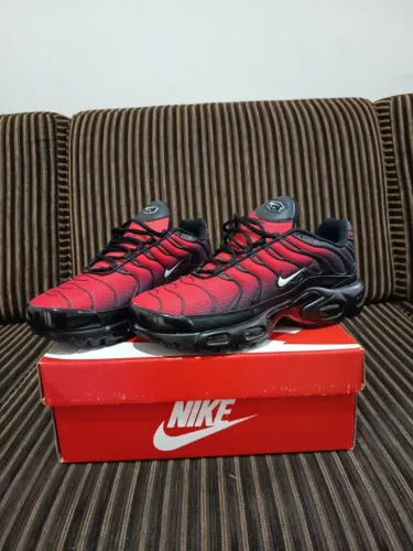 NIKE AIR MAX TN PLUS deadpull Vermelho de primeira linha nunca usado na caixa, tamanho 40.