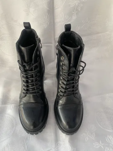 Bota em couro Nova linda!