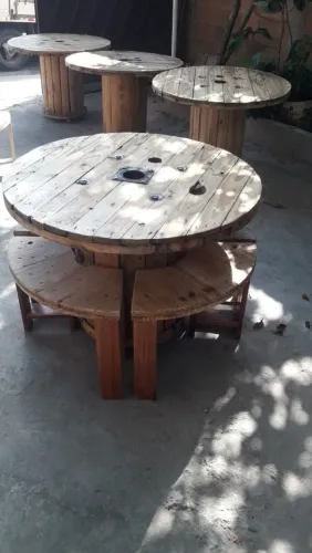 Conjunto de mesa e bancos rústicos