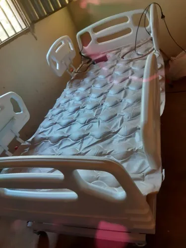 Cama Hospitalar Articulada com Colchão Pneumático
