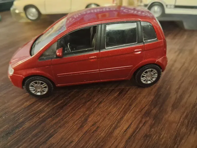 Linda réplica Fiat Idea na cor vinho