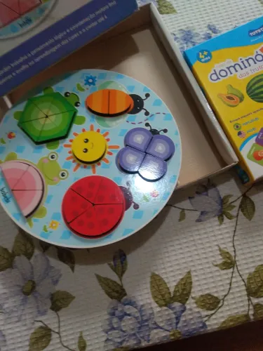 Quebra-cabeça de madeira infantil e um dominó das frutas portugues/inglês- Fruta e animais