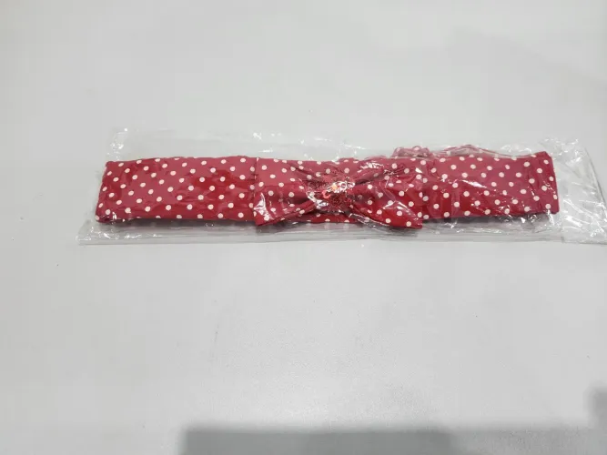Faixa de cabelo vermelha com poás brancos e deralhe de lacinho em cima