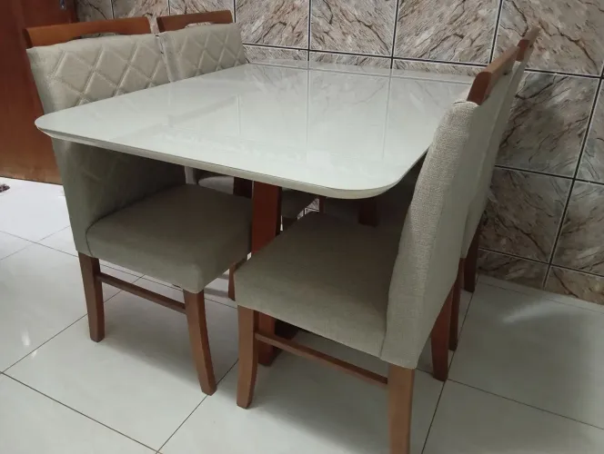 Mesa com cadeiras de madeira maciça