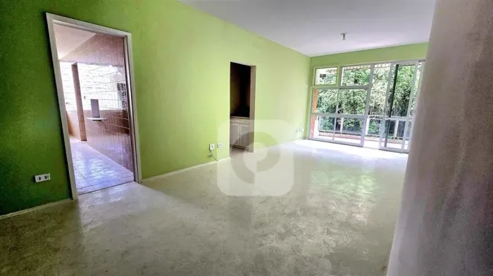 Vendo apartamento em Copacabana, sala e quarto com vista verde. Ótima localização!