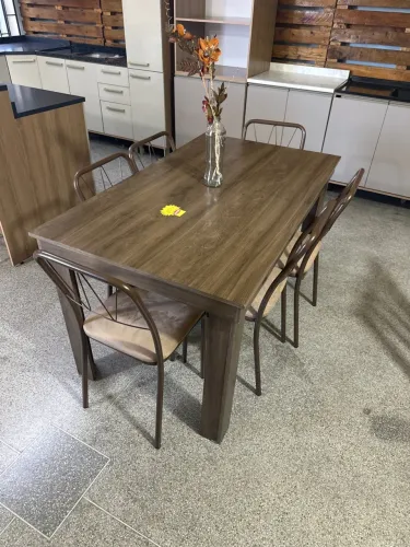 Mesa com 6 cadeiras