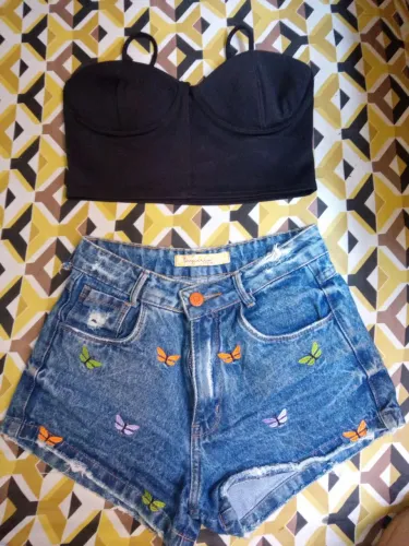 Conjunto cropped e short jeans com detalhes de borboletas