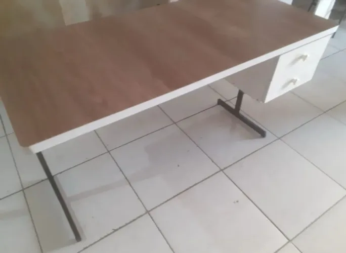 01- Mesa de Escritório com Gavetas e Perna de Ferro