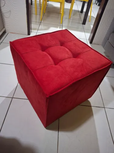 Puff vermelho capitonê 58x58 
