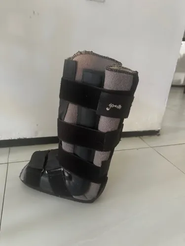 Bota ortopédica imobilizadora de pé e tornozelo