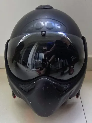 Capacete ROOF Boxxer articulado, tamanho 58, na cor preta fosca, três viseiras