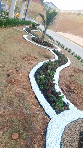 Paisagismo em área externa ( Material e mão de obra )