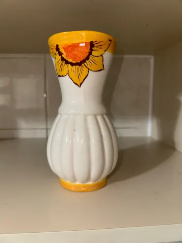 Vaso de cerâmica com girassol pintado