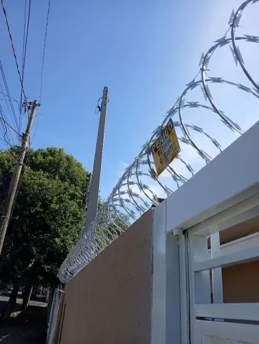 Cerca concertina e rede laminada, com cabo de aço 