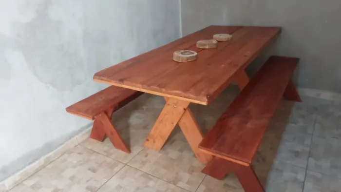 Mesa de madeira com bancos