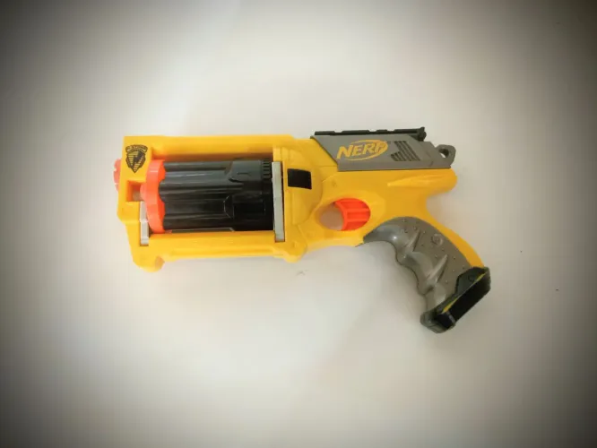 Lançador  Nerf N-Strike Maverick -6 Blaster <br>Amarela Com Dardos<br>Funcionando. Pouco uso