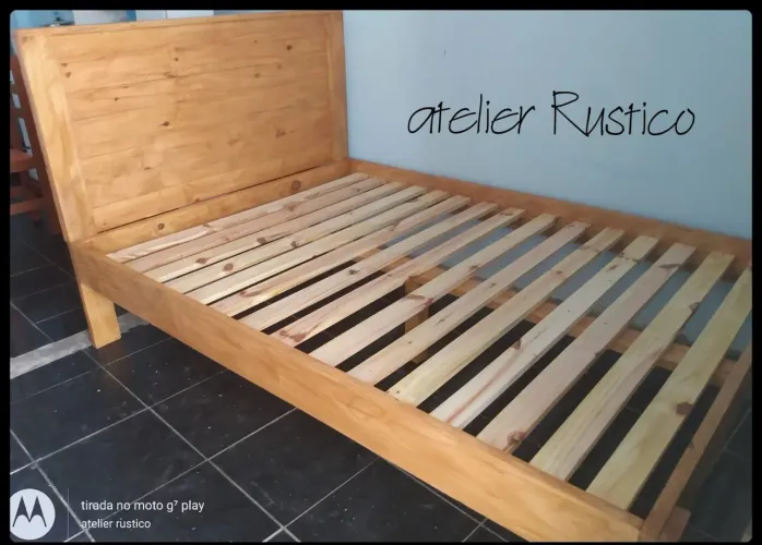 Cama de madeira rústica
