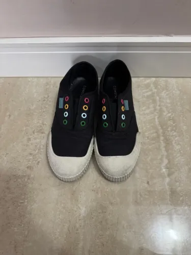 Tênis preto com detalhes coloridos