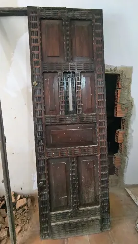 Porta de madeira maciça