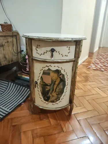 Mesinha de apoio peça única seja dono 