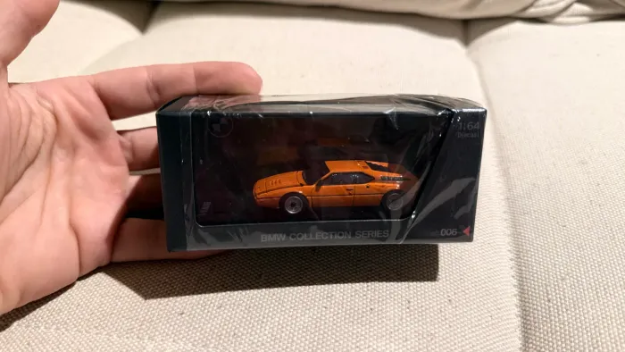 Miniatura BMW M1 1:64 - Oficial BMW Munique, Lacrada